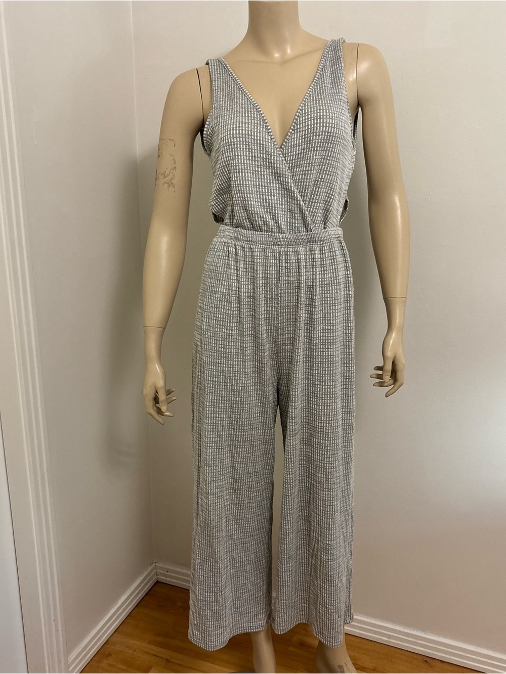 Sleeveless V-Neck Wide-Leg Jumpsuit in Light Gray Size Small